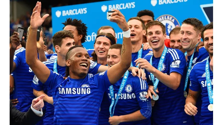 Drogba celebrando el título de la Premier League 2014-2015 con el Chelsea