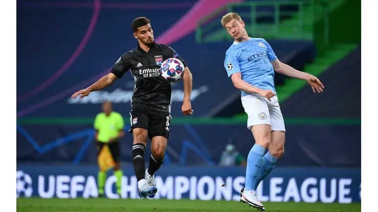 Houssem Aouar en acción ante el Manchester City.