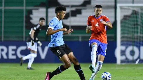Tomás Avilés disputa un balón con Álvaro Rodríguez (Real Madrid) en el Sudamericano Sub 20 que jugó para la Roja.
