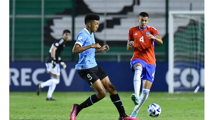 Tomás Avilés disputa un balón con Álvaro Rodríguez (Real Madrid) en el Sudamericano Sub 20 que jugó para la Roja.