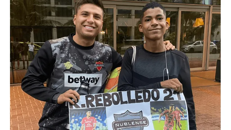Raimundo Rebolledo junto a hincha brasileño fanático suyo.