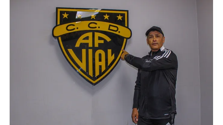 Fernández Vial Fem presenta a Luis Ceballos como su nuevo DT