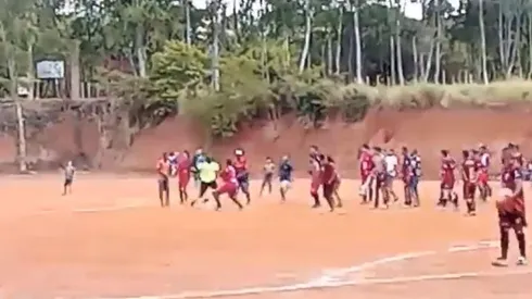 Árbitro persigue a jugador con un cuchillo