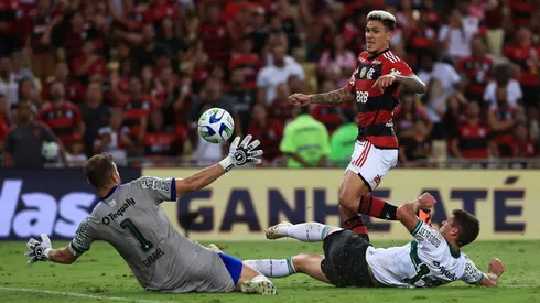 Benjamín Kuscevic intenta sin éxito evitar el gol de Pedro en la victoria del Flamengo al Coritiba.