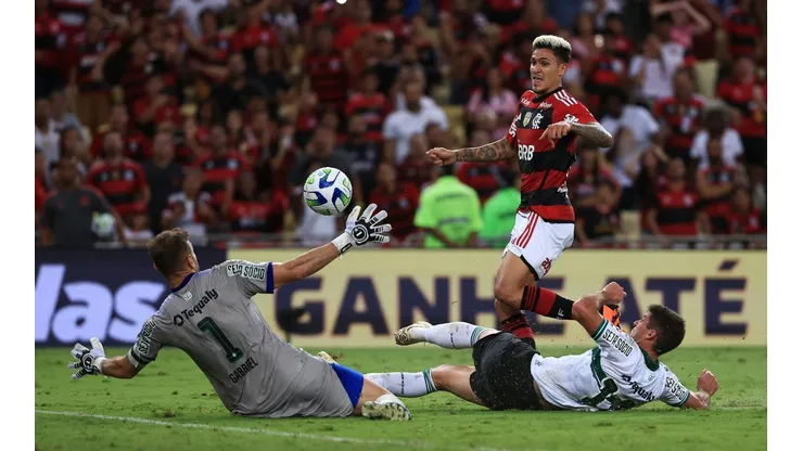 Benjamín Kuscevic intenta sin éxito evitar el gol de Pedro en la victoria del Flamengo al Coritiba.