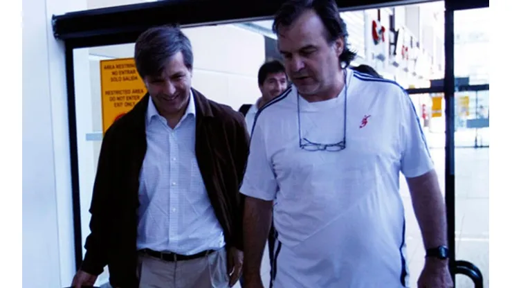 Bielsa junto a Mayne-Nicholls en su período con la selección chilena
