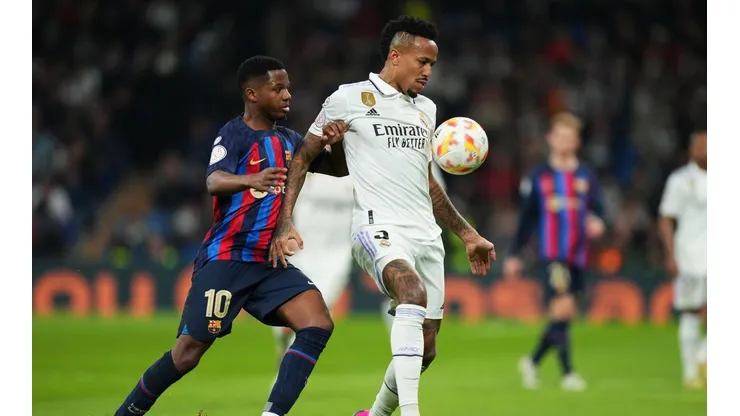 Militao enfrentando al Barcelona