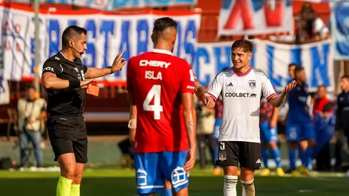 Leonardo Gil fue expulsado a poco del primer tiempo en el clásico entre la UC y Colo Colo.