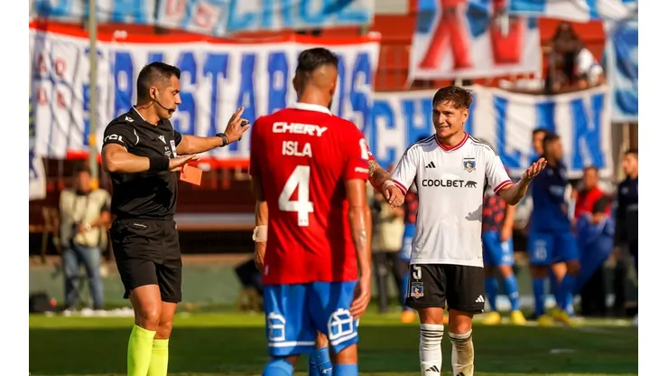 Leonardo Gil fue expulsado a poco del primer tiempo en el clásico entre la UC y Colo Colo.