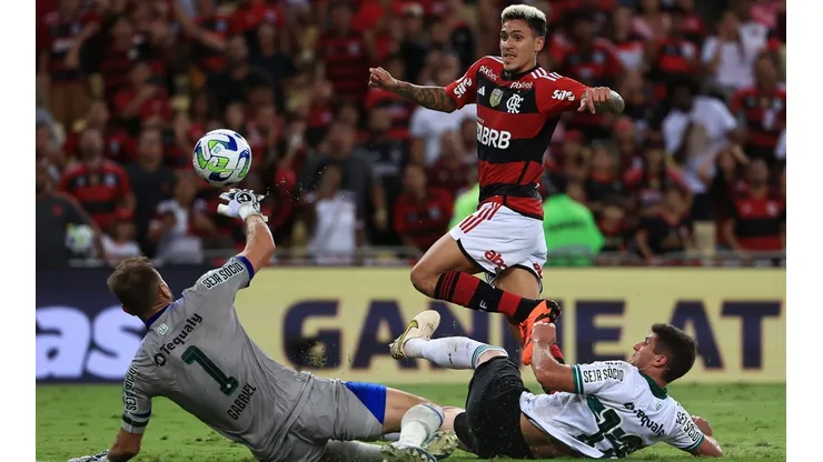 Benjamín Kuscevic intentó sacar el gol de Pedro, pero no pudo conseguirlo.