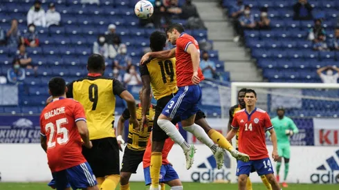 Benjamín Kuscevic gana un balón aéreo en un amistoso de la Roja ante Ghana.