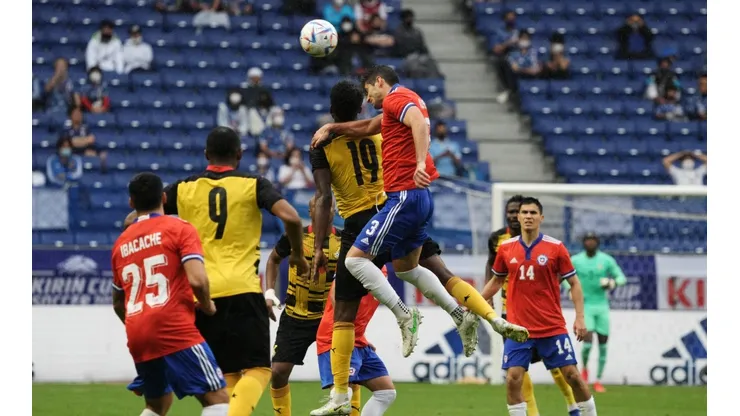 Benjamín Kuscevic gana un balón aéreo en un amistoso de la Roja ante Ghana.