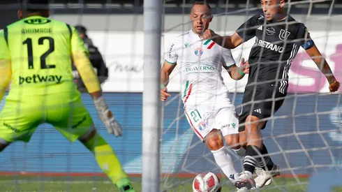 Marcelo Díaz marca a Lucas Assadi en la derrota del Audax ante U. de Chile.