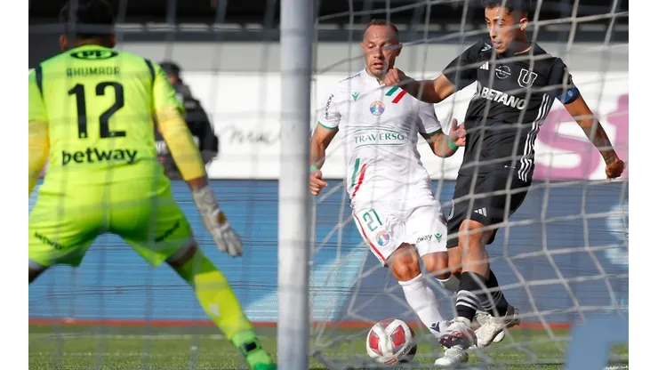 Marcelo Díaz marca a Lucas Assadi en la derrota del Audax ante U. de Chile.