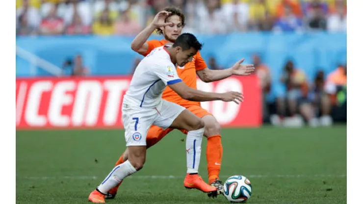 Alexis Sánchez enfrenta a Daley Blind en el Mundial de Brasil 2014.