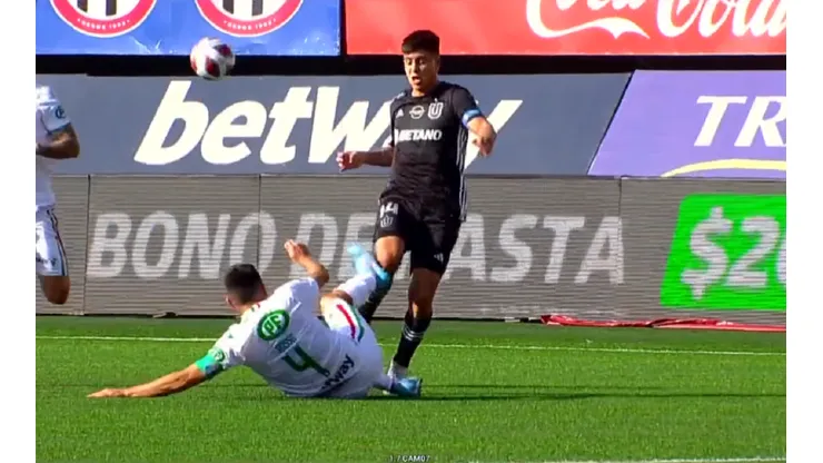 Osvaldo Bosso fue expulsado por esta patada a Marcelo Morales.