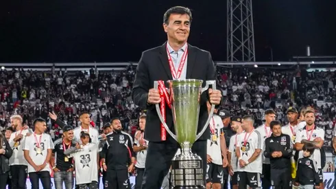 Quinteros con la copa de campeón en el Cacique.