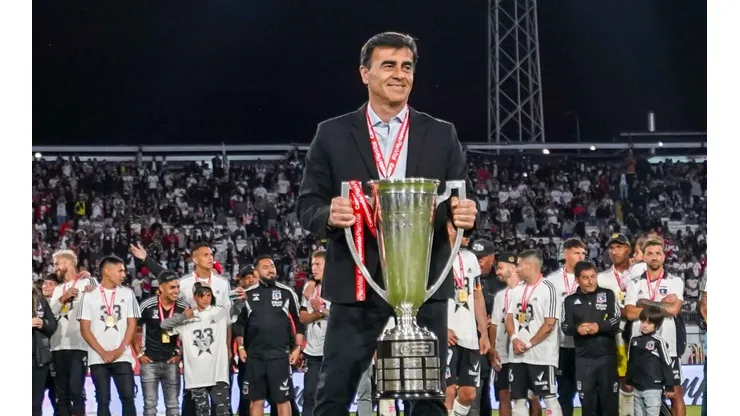 Quinteros con la copa de campeón en el Cacique.