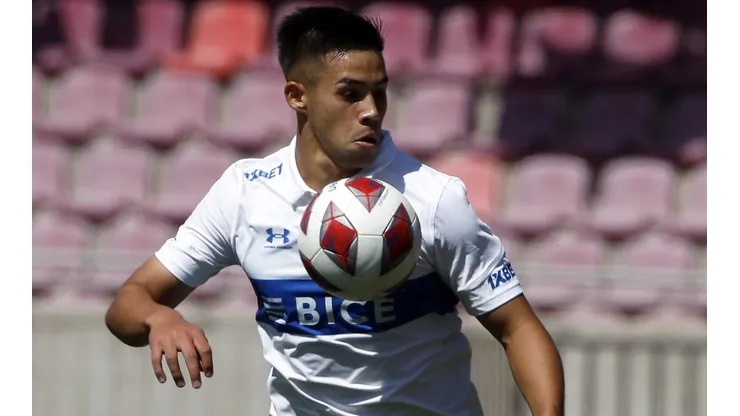 Alexander Aravena asoma titular en la UC contra Colo Colo.