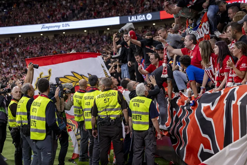 Los ultras del Atlético le tiraron de todo a Courtois tras celebrar el gol del Real Madrid. Foto: IMAGO.