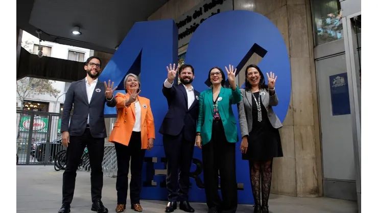 Presidente se reune con ministras por promulgacion del la ley 40 horas laborales.