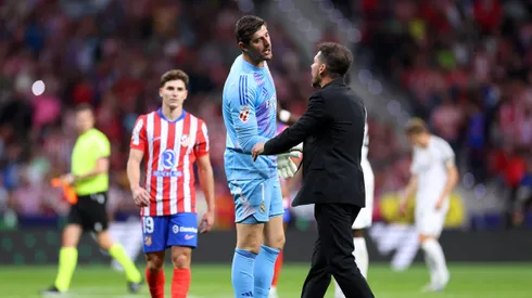 Courtois celebró con todo el gol del Real Madrid y los hinchas del Atlético se lo querían comer.