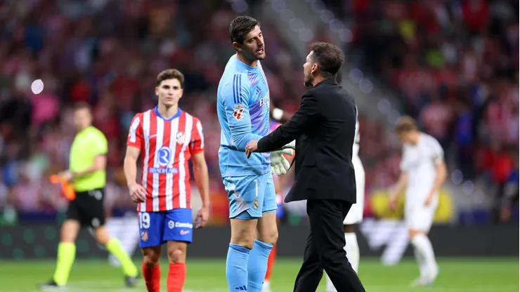 Courtois celebró con todo el gol del Real Madrid y los hinchas del Atlético se lo querían comer.