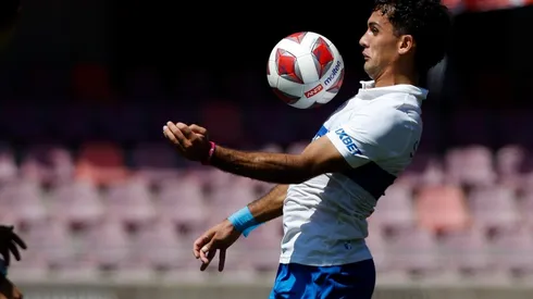 Ignacio Saavedra controla un balón ante Unión Española.
