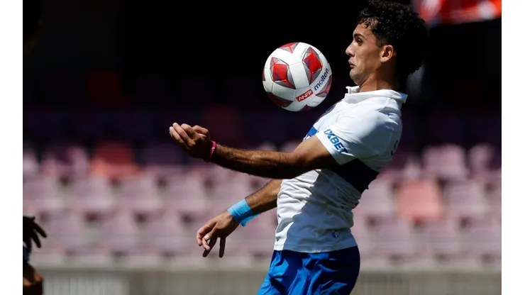 Ignacio Saavedra controla un balón ante Unión Española.