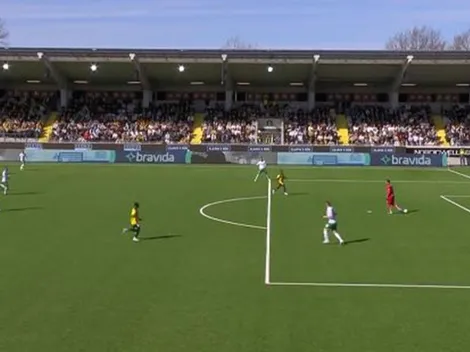 Arquero sueco confunde pelota con el punto penal...