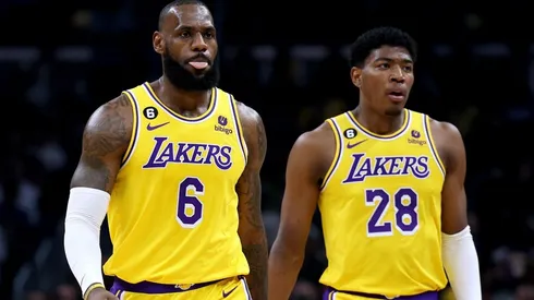 LeBron James y Los Angeles Lakers buscan su paso a los playoffs.
