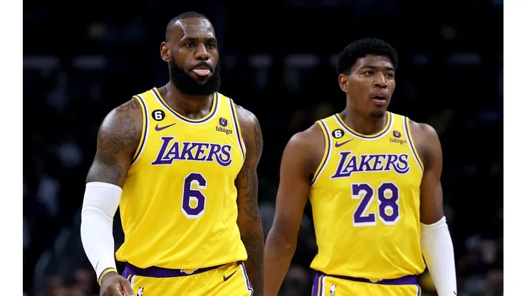 LeBron James y Los Angeles Lakers buscan su paso a los playoffs.