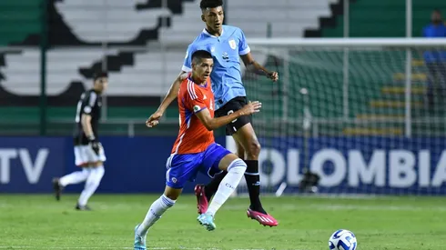 Tomás Avilés lucha un balón con el delantero del Real Madrid Álvaro Rodríguez.