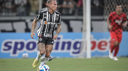 Edu Vargas estará varias semanas fuera por lesión de ligamentos.