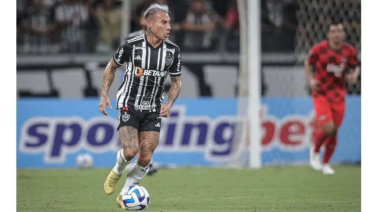 Edu Vargas estará varias semanas fuera por lesión de ligamentos.