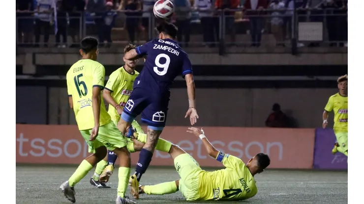Fernando Zampedri anotó con esta acción el empate de la UC ante Deportes Colina.