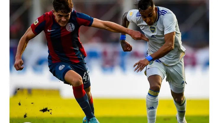Boca Jrs juega contra San Lorenzo en el Nuevo Gasómetro.