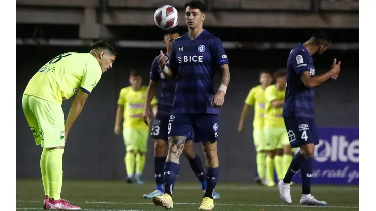 Fernando Zampedri anotó un polémico gol para salvar a la UC ante Colina.