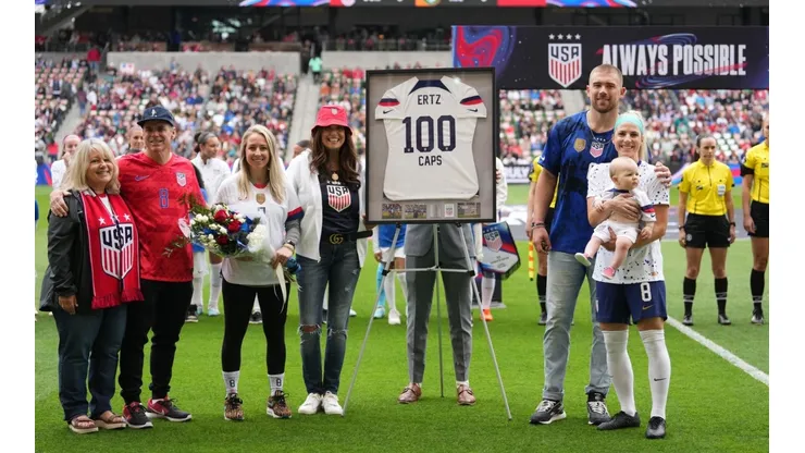 El emotivo homenaje de USA a Julie Ertz en su regreso a las canchas