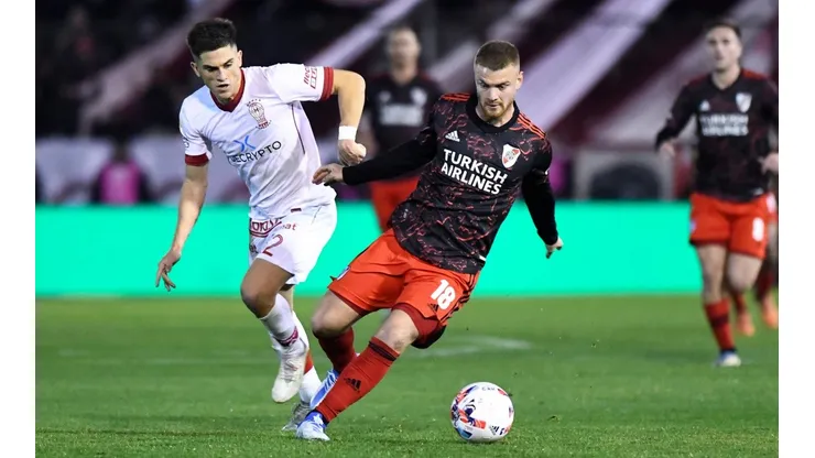 River Plate visita a Huracán en un duelo de chileno en Argentina.