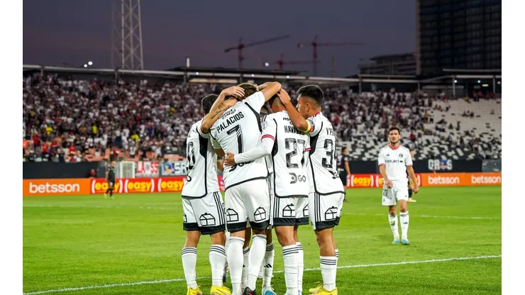 Colo Colo celebró así el gol de Carlos Palacios ante el Santiago City.