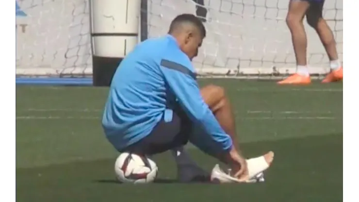 Alexis Sánchez entrena con un vendaje en su pie