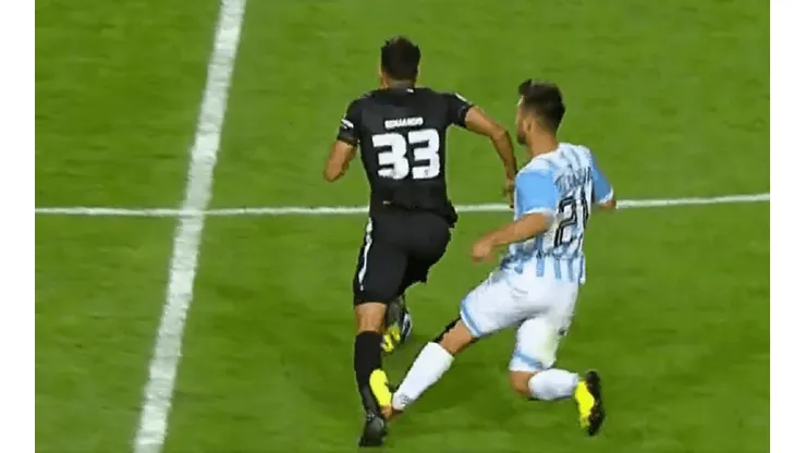 La patada de Carlos Villanueva a Carlos Eduardo en el duelo de Magallanes ante Botafogo.