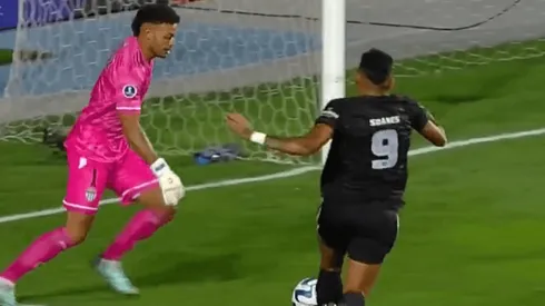 Gastón Rodríguez se quedó dormido, Tiquinho Soares lo aprovechó y Botafogo se puso en ventaja ante Magallanes.