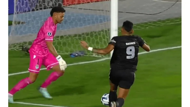 Gastón Rodríguez se quedó dormido, Tiquinho Soares lo aprovechó y Botafogo se puso en ventaja ante Magallanes.