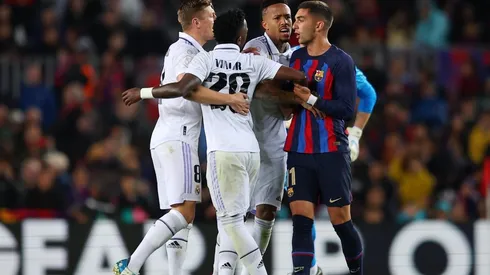 Vinicius y Ferrán Torres discutiendo