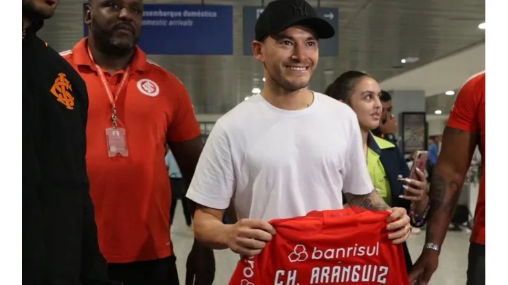Aránguiz llegó este jueves a Porto Alegre