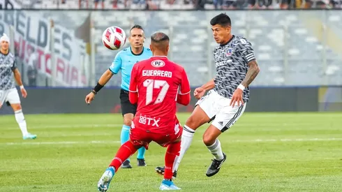 Esteban Pavez y Enzo Guerrero disputan un balón en el último duelo de Colo Colo vs. Ñublense.