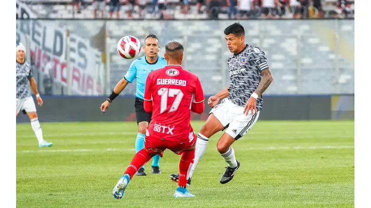 Esteban Pavez y Enzo Guerrero disputan un balón en el último duelo de Colo Colo vs. Ñublense.