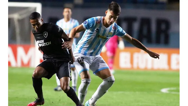 Magallanes rescata un empate contra Botafogo pese a regalar un gol y jugar el segundo tiempo con uno menos.